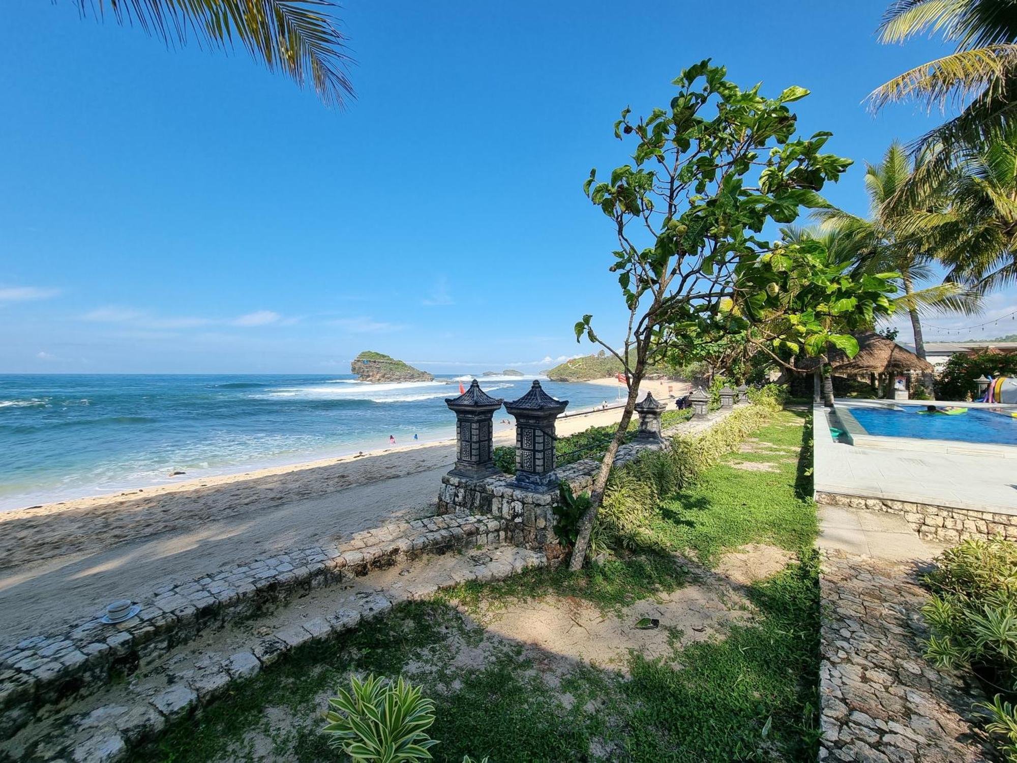 Istana Ombak Eco Resort Pacitan Exterior foto