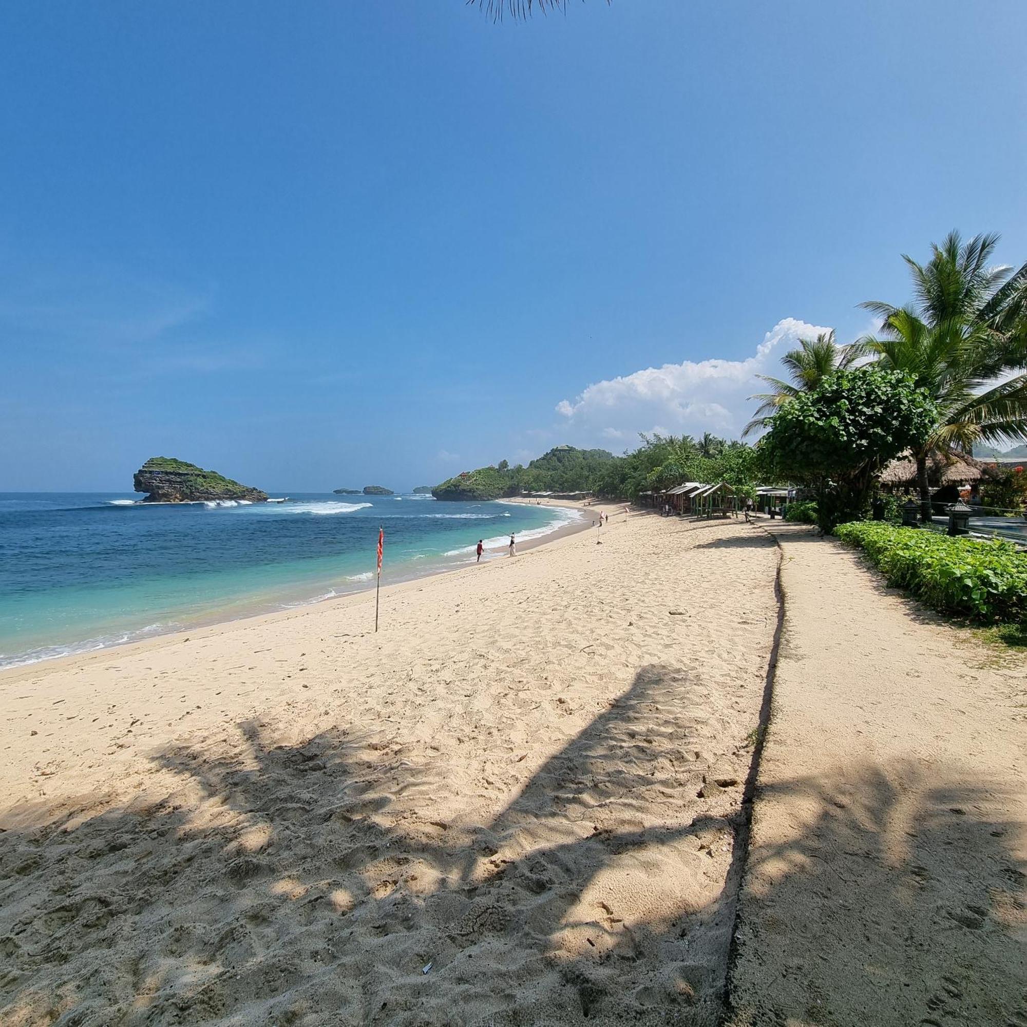 Istana Ombak Eco Resort Pacitan Exterior foto